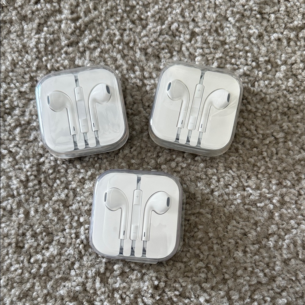 NWT: Set of 3: White Wired / Jack Apple Earbuds with Case
